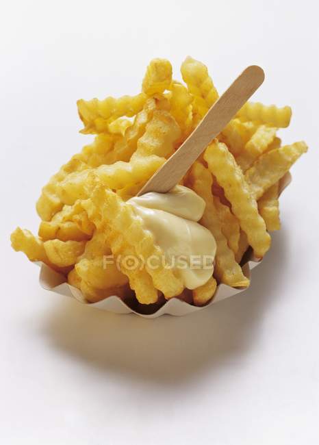 Pommes frites in Karton — Stockfoto