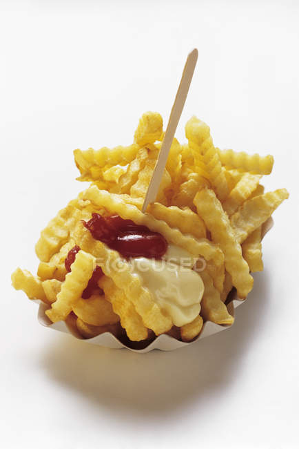 Pommes frites in Karton — Stockfoto
