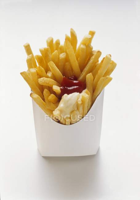 Papas fritas con salsa de tomate y mayonesa - foto de stock
