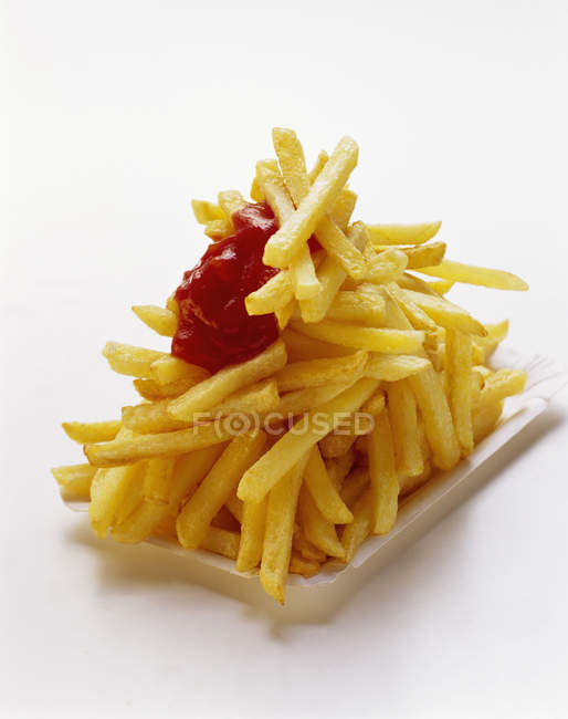 Batatas fritas na placa de papel — Fotografia de Stock