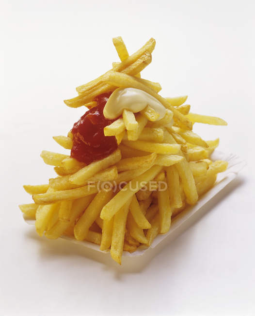 Patatine fritte su piatto di carta — Foto stock