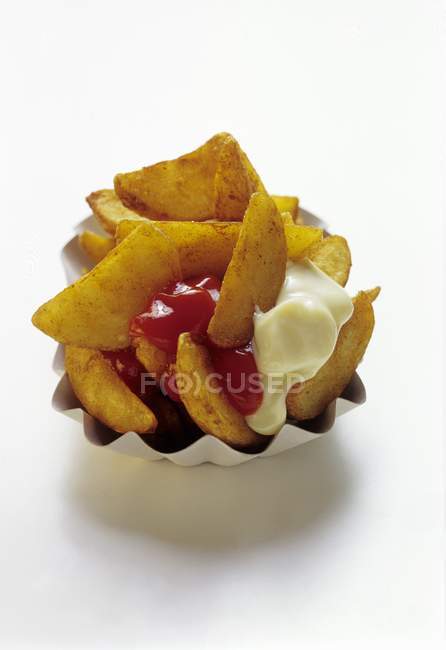 Frische Pommes mit Ketchup und Mayonnaise — Stockfoto