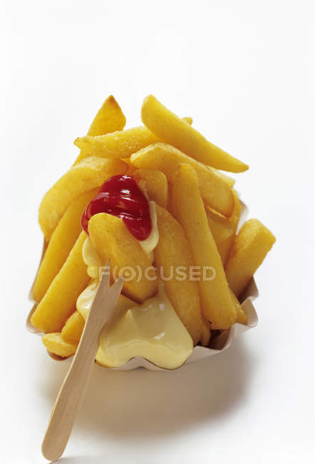 Patatas fritas con ketchup y mayonesa - foto de stock