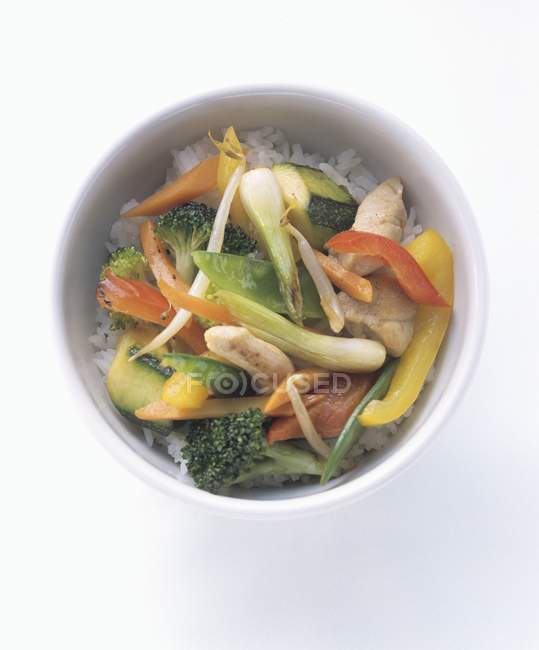Frango e verduras em arroz — Fotografia de Stock