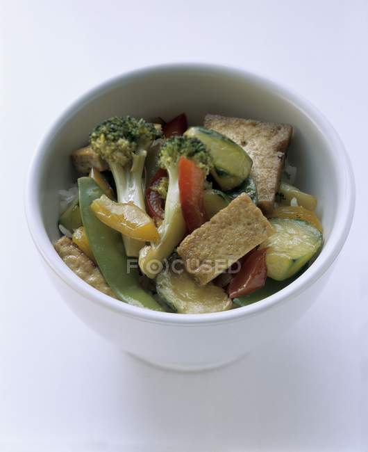 Tofu und Gemüse auf Reis — Stockfoto