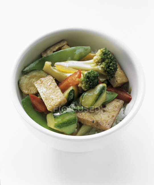 Tofu y verduras sobre arroz - foto de stock