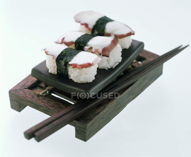 Tres nigiri tako sushi - foto de stock
