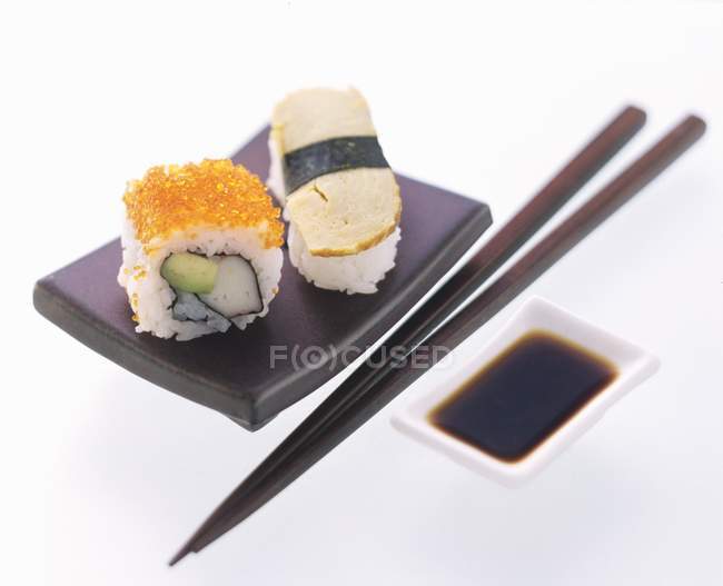 Maki y nigiri sushi en bandeja - foto de stock