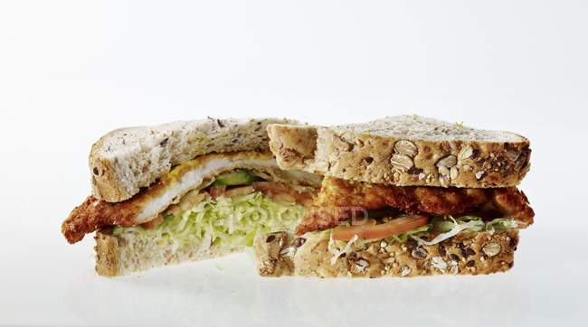 Бутерброд на білій поверхні — стокове фото