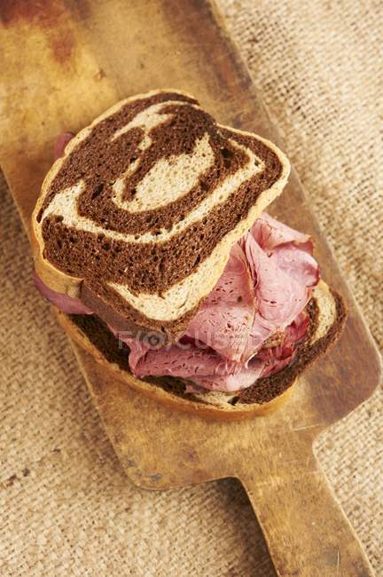 Sandwich Pastrami fumé — Photo de stock
