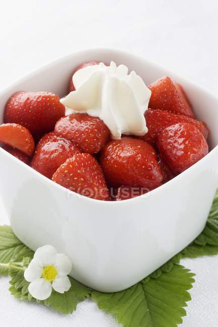 Frische Erdbeeren mit Sahne — Stockfoto
