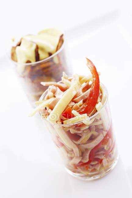 Salade de viande avec pommes de terre frites — Photo de stock