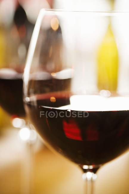 Bicchieri con vino rosso — Foto stock