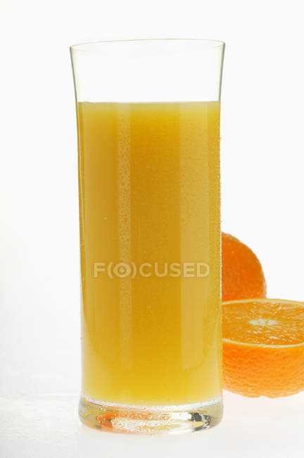 Апельсиновый сок в стекле — стоковое фото