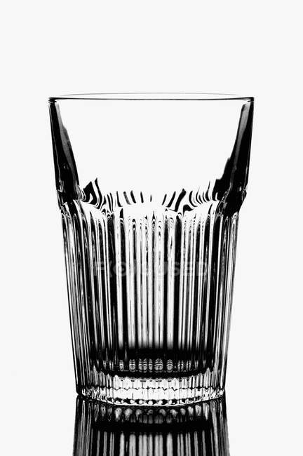 Vue rapprochée du verre vide sur fond blanc — Photo de stock