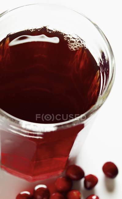 Клюквенный сок в стекле — стоковое фото