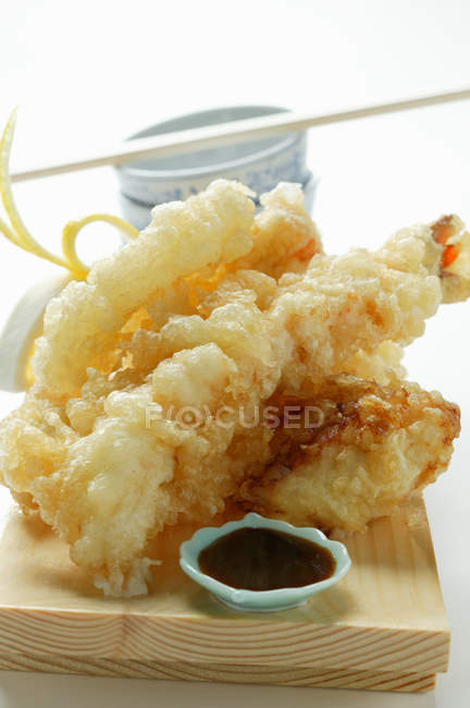 Camarão e tempura vegetal e molho de soja sobre mesa de madeira — Fotografia de Stock
