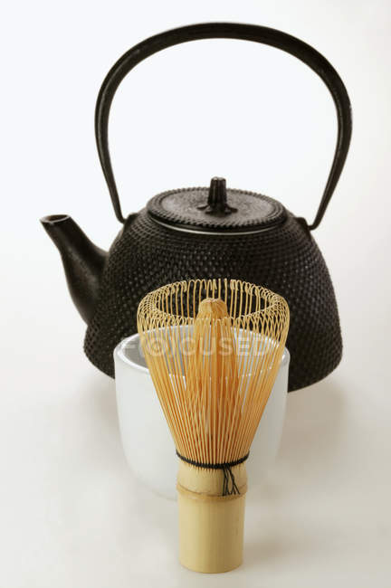 Teiera, ciotola e frusta da tè — Foto stock