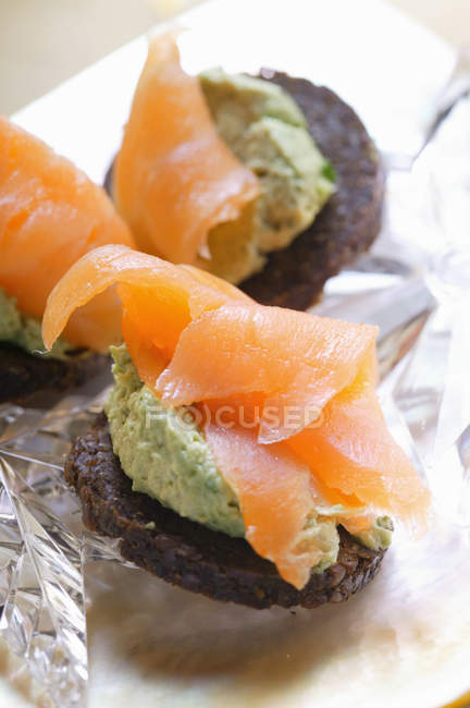 Rondelles de Pumpernickel au saumon — Photo de stock