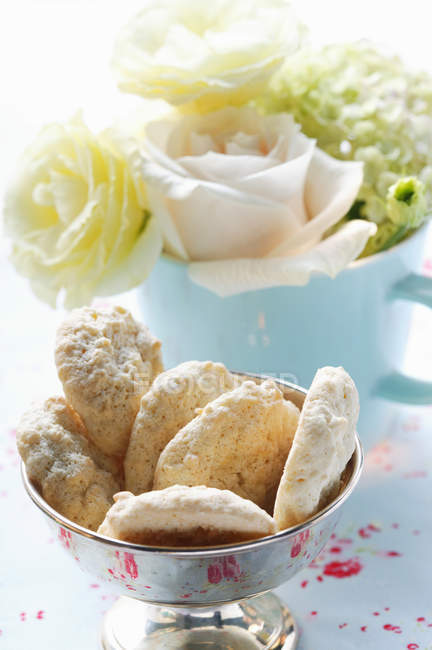Almond macaroons and flowers — Stock Photo