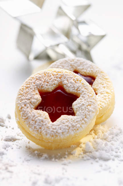 Biscuits with raspberry jam — Stock Photo
