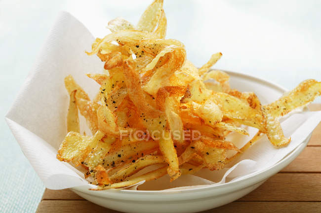 Home-made potato crisps — Stock Photo
