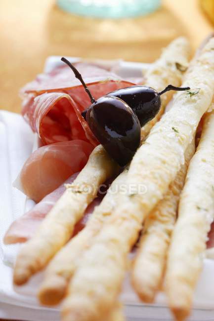 Grissini com salame e azeitonas — Fotografia de Stock