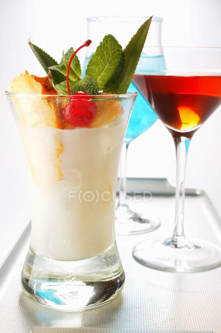 Drei verschiedene Cocktails — Stockfoto