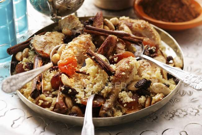 Couscous mit Huhn auf Teller — Stockfoto