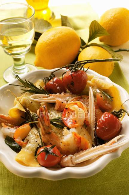 Ravioli with scampi and tomatoes — Stock Photo
