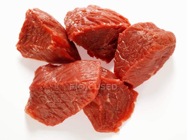 Carne fresca cortada en cubitos - foto de stock