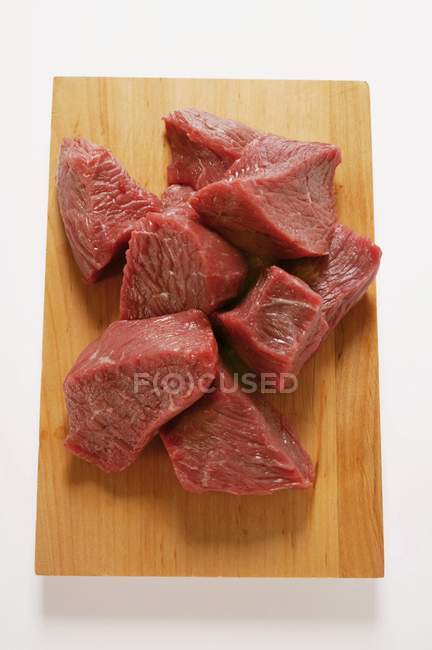 Carne fresca cruda a dadini — Foto stock