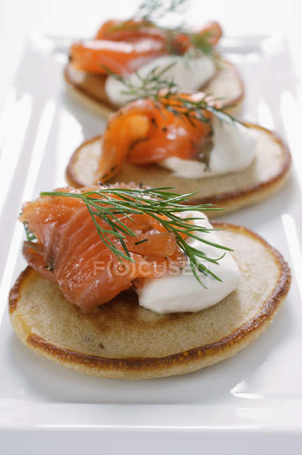 Blinis con salmone e panna acida — Foto stock