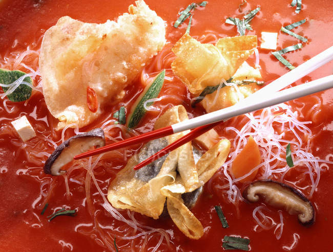 Glass noodle soup with wontons — Stock Photo