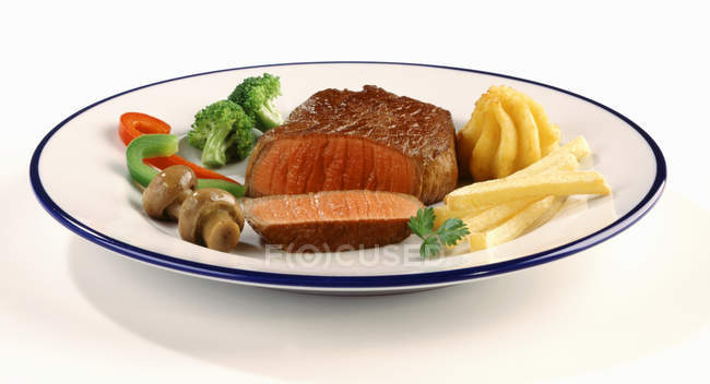 Steak de filet sur assiette — Photo de stock
