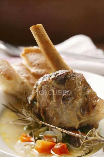 Gambo di agnello brasato con verdure — Foto stock