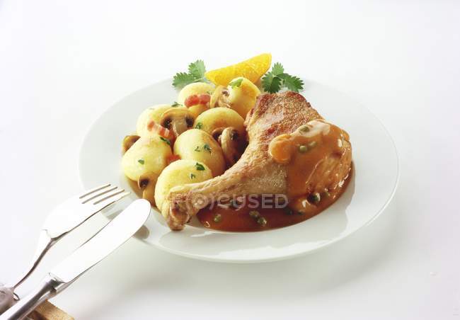 Pierna de pollo asado con setas - foto de stock