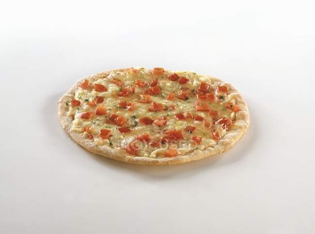Pizza con queso y pimientos - foto de stock