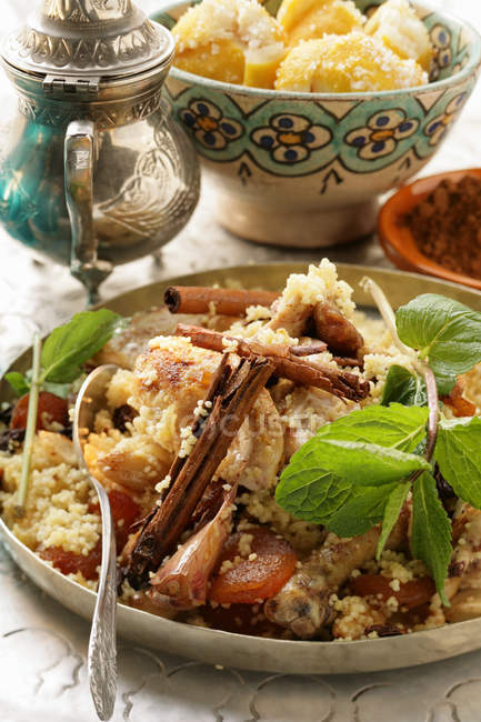 Couscous mit Huhn auf Teller mit Löffel — Stockfoto