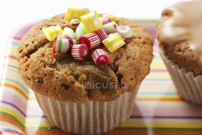 Gebackener Muffin mit Bonbons — Stockfoto