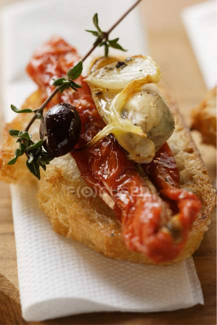 Crostini with seafood and tomatoes — Stock Photo