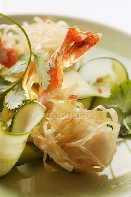 King prawns fried in rice noodles — Stock Photo