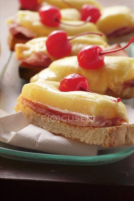 Prosciutto e formaggio sul pane tostato — Foto stock