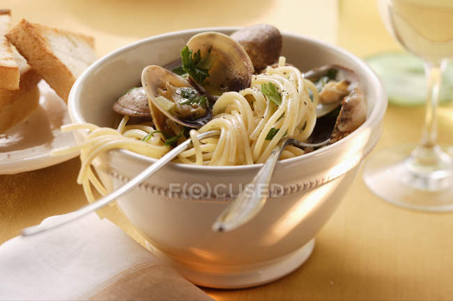 Spaghetti vongole with clams and herbs — Stock Photo