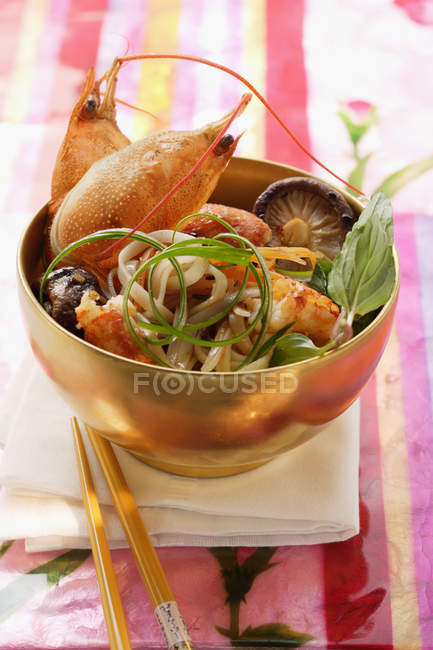 Macarrão de arroz com lagostim de água doce — Fotografia de Stock