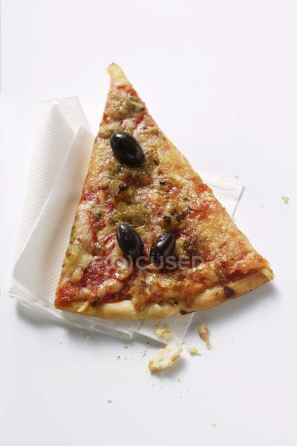 Trozo de pizza con atún - foto de stock