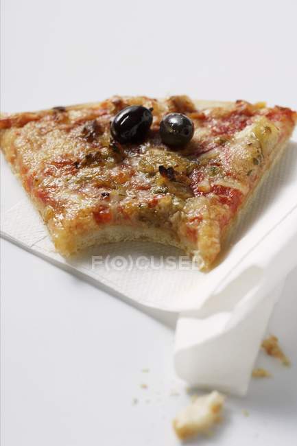 Пицца с тунцом и оливками — стоковое фото