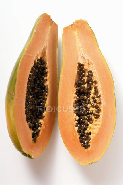 Papaya fresca cortada a la mitad - foto de stock