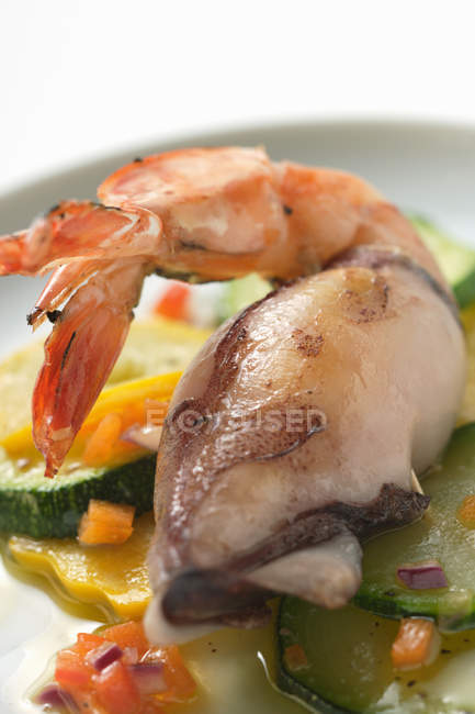 Tintenfisch mit Garnelen und Zucchini-Salat — Stockfoto