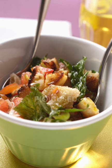 Brotsalat mit Tomaten und Basilikum — Stockfoto
